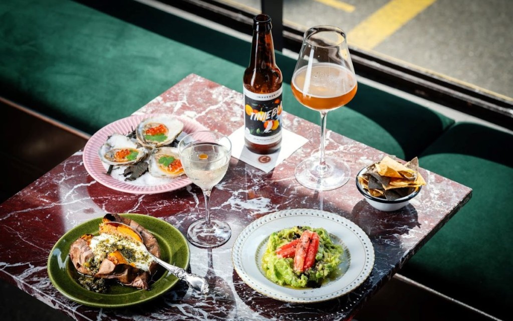 La Catedral | C&oacute;cteles y Antojitos